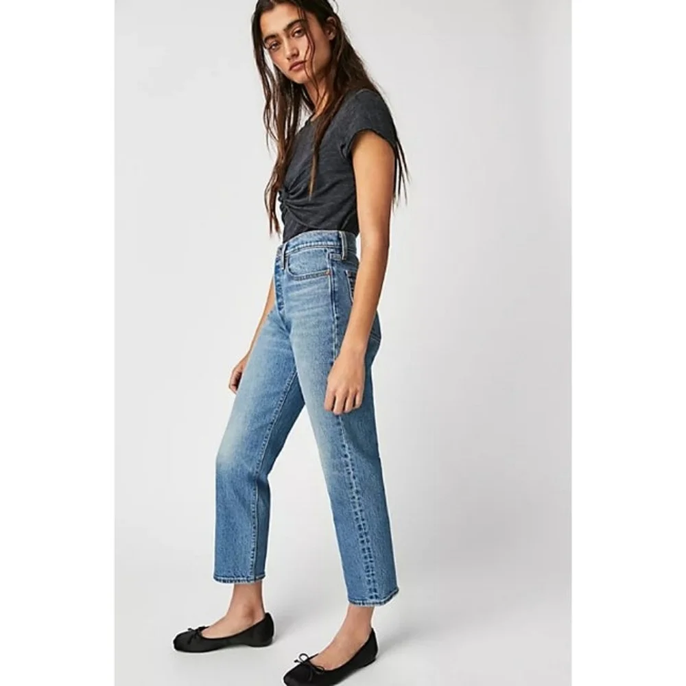 New Levi's WEDGIE STRAIGHT JEANS Size 25 & 29 - Picture 1 of 16